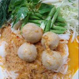 ขนมจีนน้ำยากะทิลูกชิ้นปลา