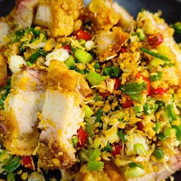 ข้าวหมูกรอบคั่วพริกเกลือ