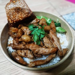 ข้าวเนื้อทอด+น้ำจิ้มแจ่ว