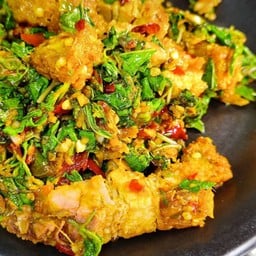 ข้าวมันเนื้อ+กะเพราหมูกรอบ