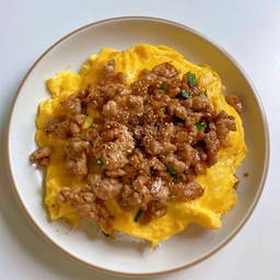 ข้าวไข่ข้นออนท้อปหมูสับน้ำมันหอย