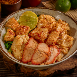 เกี๊ยวหมูแดงหมูกรอบ (ต้มยำ)