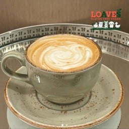 กาแฟลาเต้ร้อนนมอัลมอนด์ซิก
เนเจอร์ : Hot caffe latte
signature almond milk