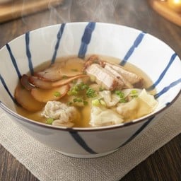 เกี๊ยวน้ำหมูแดง หมูกรอบ