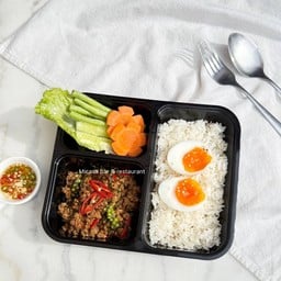 ข้าวคั่วกลิ้งหมู + ไข่ (เลือกในตัวเลือก)