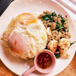 ข้าวไก่สับ กุ้ง ไข่ดาวคู่