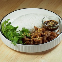 ข้าวหมูสามชั้นทอดน้ำปลา