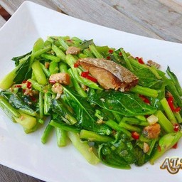 คะน้าปลาเค็มราดข้่าว