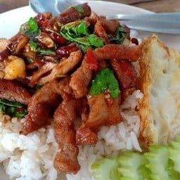 กระเพราหมูแดดเดียวราดข้าว