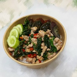 ผัดกระเพราหมูสับไข่เยี่ยวม้า