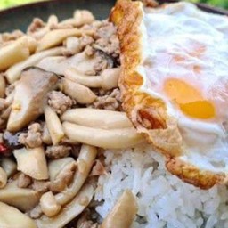 ข้าวหน้าผัดเห็ดรวมหมูสับ+ไข่ดาว