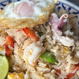 ชายเมย์พุงกาง