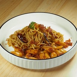 สปาเก็ตตี้คั่วพริกแห้ง ไส้กรอก & เบคอน