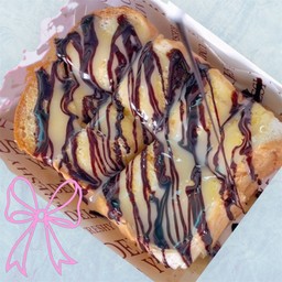 ขนมปังปิ้งนมข้น ราดช็อก