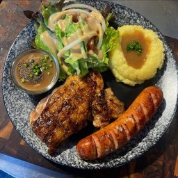 SET 5 สเต็กไก่และไส้กรอกหมูรมควัน พริกไทยดำ Chcken steak, pork sausage