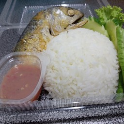 ข้าวเนื้อทอดกระเทียม