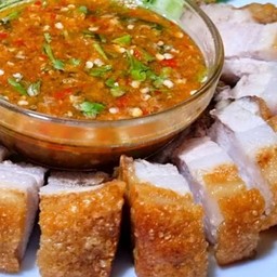หมูกรอบน้ำจิ้ม