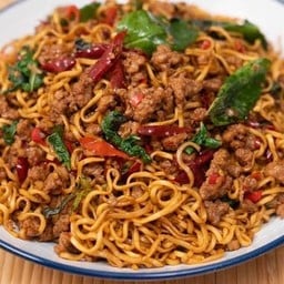 มาม่าคลุกกะเพราพริกแห้ง พิเศษ ไข่ดาวจุกๆ