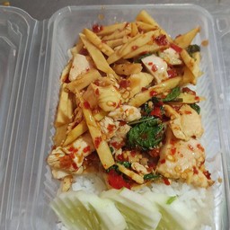 กะเพราหน่อไม้หมูชิ้น