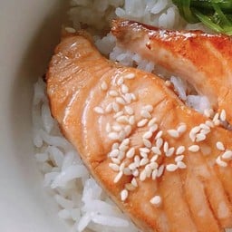 ข้าวหน้าปลาแซลมอนซอสเทริยากิ