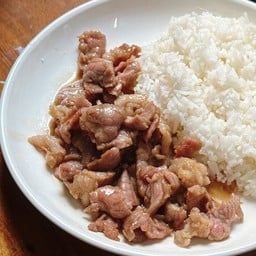 ข้าวราดผัดน้ำมันหอยหมูนุ่มนิ่ม