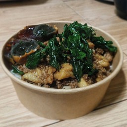 ข้าวกะเพราเนื้อสับไข่เยี่ยวม้า