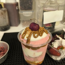 Strawberry biscoff yoghurt (16 oz.)