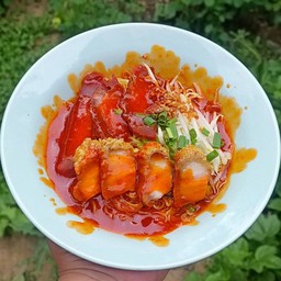 บะหมี่คลุกซอส หมูแดงหมูกรอบ