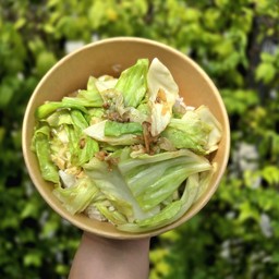 ผัดผักกะหล่ำปลีราดข้าว