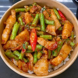 ข้าวผัดพริกแกงถั่วสามชั้น