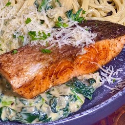 P16 พาสต้าครีมผักโขมแซลมอนย่าง Pasta with creamy spinach sauce and grilled salmon