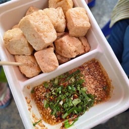 ร้านเต้าหู้ทอดวัดแม่นางปลื้ม (เจ้าพรหม)