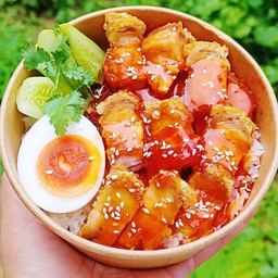 ข้าวหมูกรอบราดน้ำหมูแดง