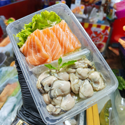 แซลมอน+หอยนางรมกระปุกใหญ่ จัดเซ็ทพร้อมผักแกล้ม,หอมเจียว,น้ำจิ้มซีฟู้ดกระปุกใหญ่