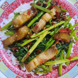 ผัดผักบุ้งหมูกรอบ