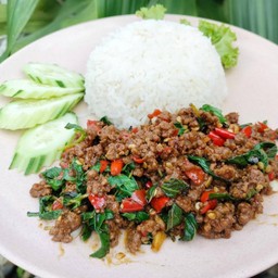 ผัดกระเพราเนื้อสับราดข้าว