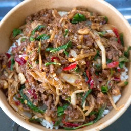 ข้าวกระเพราเนื้อหน่อไม้ดอง