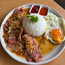 ข้าวเบคอนกระเทียมไข่ดาว