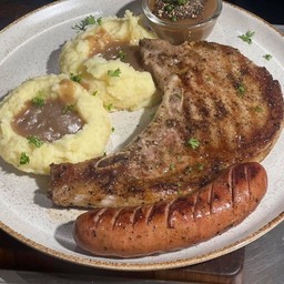 SET8 สเต็กพอคชอปและไส้กรอกหมูรมควัน Pork chop, sausage steak