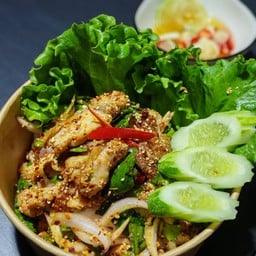 ข้าวหน้ายำไก่ย่างแซ่บ