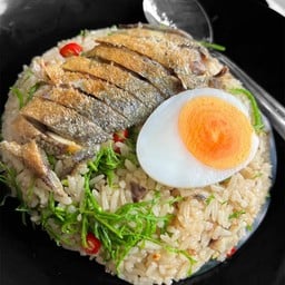 ข้าวผัดปลาทูชะอม