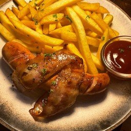 SET 9 สเต็กไส้กรอกหมูรมควันพันเบคอนพริกไทยดำ Soked pork sausge,bacon steak