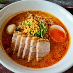 ก๋วยเตี๋ยวหมูกรอบต้มยำน้ำข้น ไข่ออนเซน