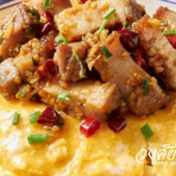 ข้าวห่อหมกไข่ข้นหมูกรอบ