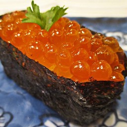 ซูชิไข่ปลาแซลมอนดอง (คำ)