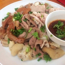 ลวกจิ้มรวม (หมู เนื้อ เครื่องใน)