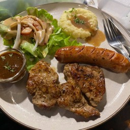 สเต็กหมูสันคอและไส้กรอกหมูรมควัน  Pork Shoulder  +pork sausage