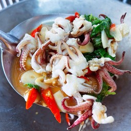 ข้าวผัดกระเพราหนวดปลาหมึก