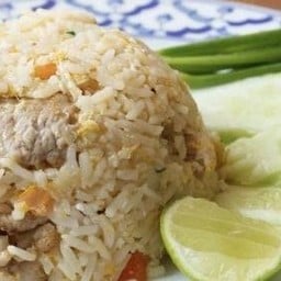 ข้าวผัดหมูจานใหญ่