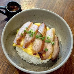 ข้าวด้งคอหมูแท้ย่างน้ำผึ้งซอสแจ่ว×ไข่เยิ้ม